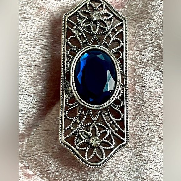 Jewelry - Brooch